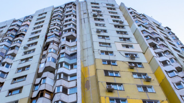T&acirc;nără descoperită &icirc;ntr-o baltă de s&acirc;nge după ce a căzut de la etajul 2. Vecinii au rămas &icirc;ngroziți c&acirc;nd au văzut &icirc;ntreaga scenă. CE S-A &Icirc;NT&Acirc;MPLAT &Icirc;N ZIUA TRAGEDIEI