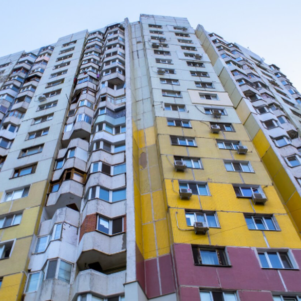 T&acirc;nără descoperită &icirc;ntr-o baltă de s&acirc;nge după ce a căzut de la etajul 2. Vecinii au rămas &icirc;ngroziți c&acirc;nd au văzut &icirc;ntreaga scenă. CE S-A &Icirc;NT&Acirc;MPLAT &Icirc;N ZIUA TRAGEDIEI