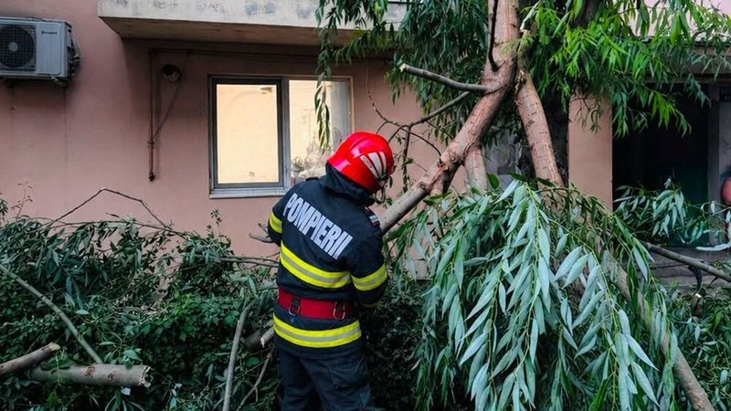 Inspectoratul General pentru Situații de Urgență a suplimentat forțele de intervenție ale ISU București-Ilfov de două ori &icirc;ntr-o zi