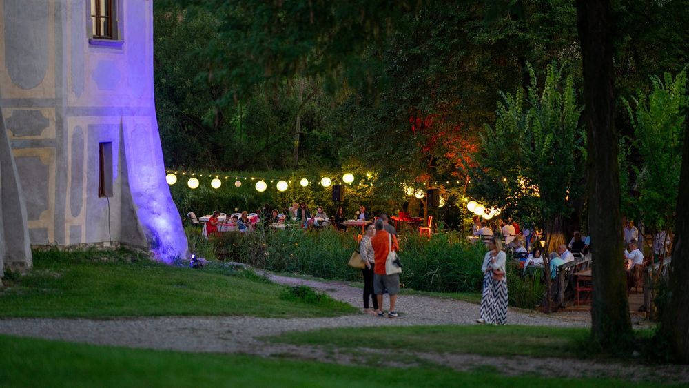 Atmosfera ceainăriilor pariziene și a cluburilor de jazz americane &icirc;și așteaptă publicul la Castelul K&aacute;lnoky din Micloșoara