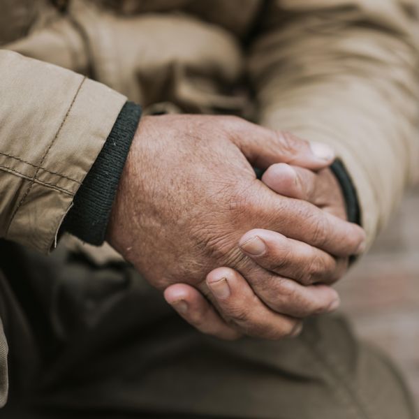 Verificarea de rutină s-a transformat &icirc;ntr-un coșmar. CE AU DESCOPERIT polițiștii la locuința unde bătr&acirc;nul de 92 de ani era &icirc;n AREST LA DOMICILIU