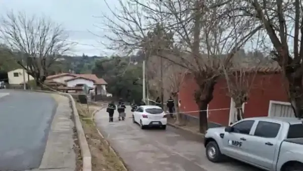Cadavrul unei femei a fost descoperit la 150 de metri de locul unde A FOST GĂSIT UN CRANIU &icirc;n urmă cu c&acirc;teva săptăm&acirc;ni. C&acirc;inele unei localnice a adus &icirc;n casă un INDICIU TULBURĂTOR
