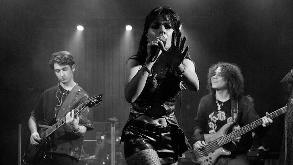 O NOUĂ "VRAJĂ" MUZICALĂ de la Alexandra Căpitănescu. Piesa "Zodia vrăjitor" primește o versiune metal: "Am luat una dintre primele mele piese și am metalizat-o"