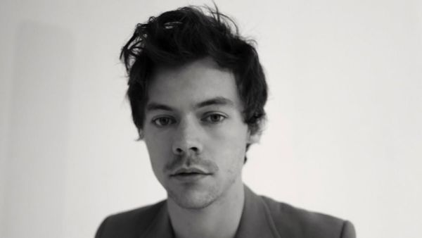 Harry Styles A STABILIT un nou record mondial Guinness, plas&acirc;ndu-l &icirc;naintea trupei Coldplay: "Nu aș fi ajuns pe această scenă fără patru prieteni de-ai mei, care au reprezentat o parte esențială a acestei călătorii. Vreau să le mulțumesc lui..."