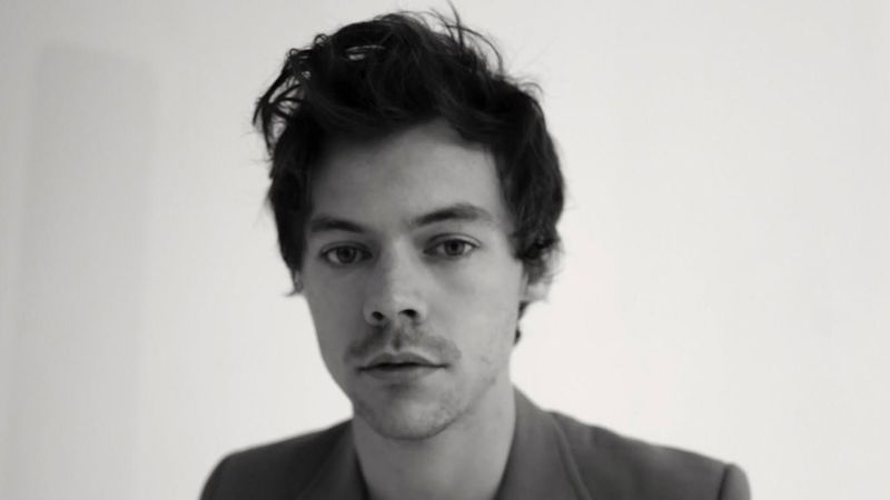 Harry Styles A STABILIT un nou record mondial Guinness, plas&acirc;ndu-l &icirc;naintea trupei Coldplay: "Nu aș fi ajuns pe această scenă fără patru prieteni de-ai mei, care au reprezentat o parte esențială a acestei călătorii. Vreau să le mulțumesc lui..."