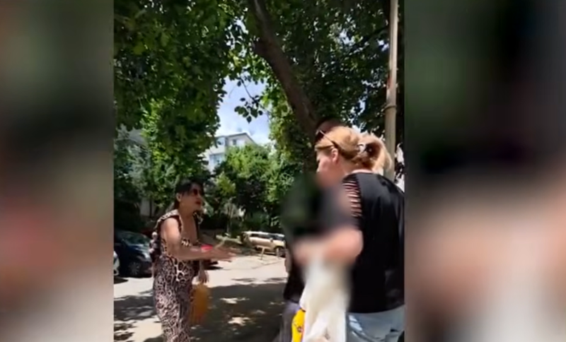 Femeia care și-a bătut și tras de păr fetiţa în plină stradă.