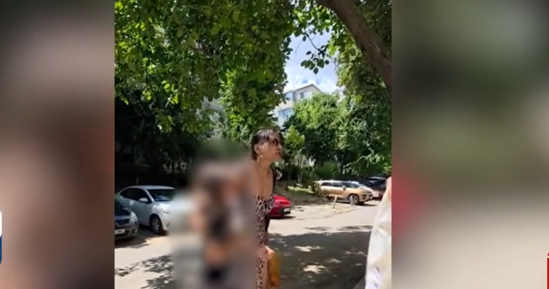 Femeia care și-a bătut și tras de păr fetiţa în plină stradă.