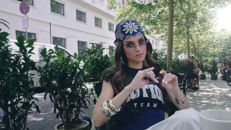 Theo Rose te face să vezi "Ceai l&acirc;ngă tine" și &icirc;ți amintește C&Acirc;T DE IMPORTANT este omul care &icirc;ți stă alături. MESAJUL ARTISTEI: "Sunt niște fete care așteaptă piesa asta. M-am grăbit c&acirc;t am putut"