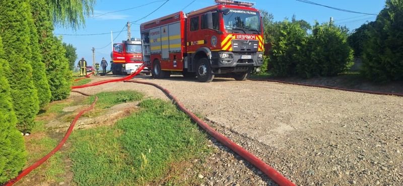 Incendiu violent la o crescătorie de găini 