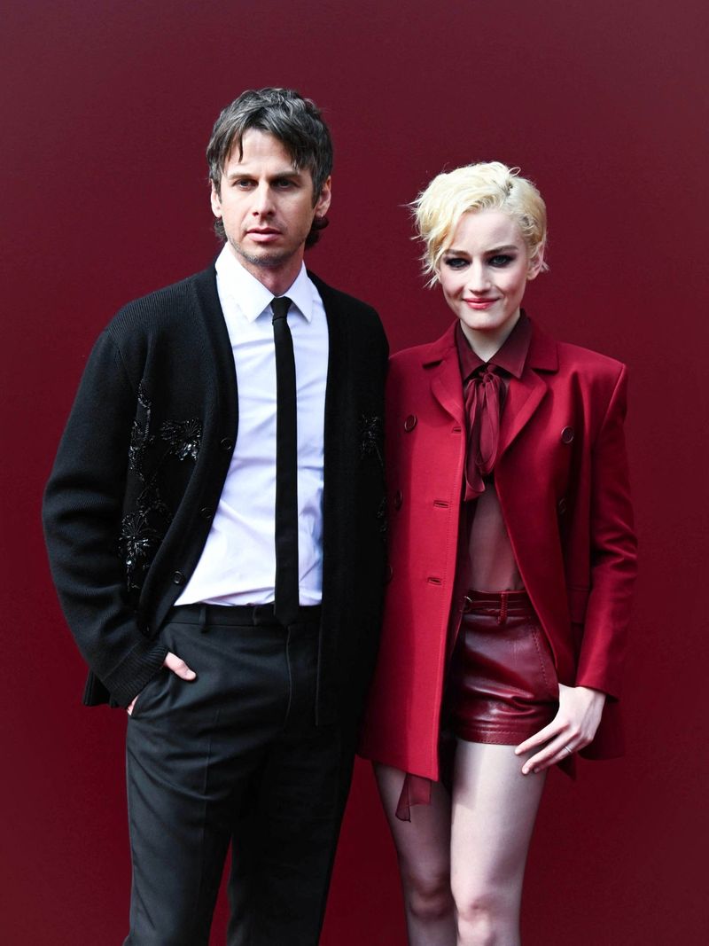 Julia Garner și Mark Foster divorțează după 6 ani de căsnicie 