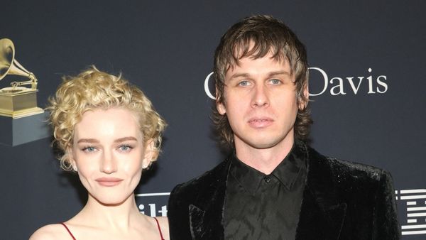 DIVORȚ-BOMBĂ la Hollywood! Actrița Julia Garner și soțul ei, muzicianul Mark Foster, au decis să se separe după 6 ani de căsnicie