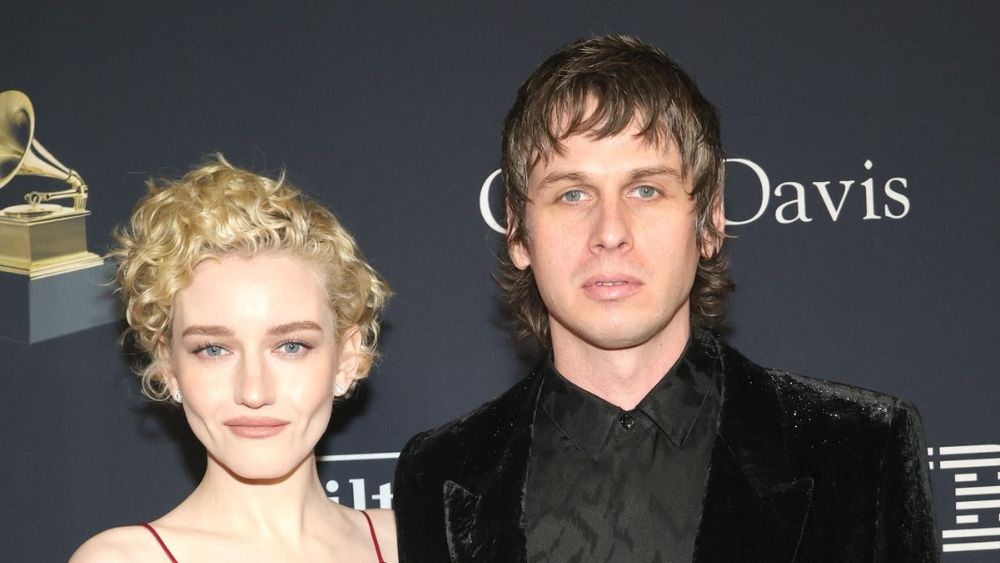 DIVORȚ-BOMBĂ la Hollywood! Actrița Julia Garner și soțul ei, muzicianul Mark Foster, au decis să se separe după 6 ani de căsnicie