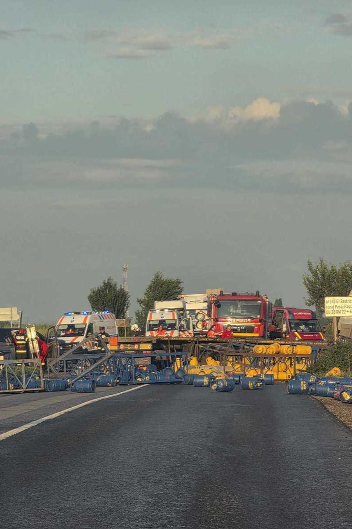 Un autotren &icirc;ncărcat cu butelii şi un autoturism s-au ciocnit.