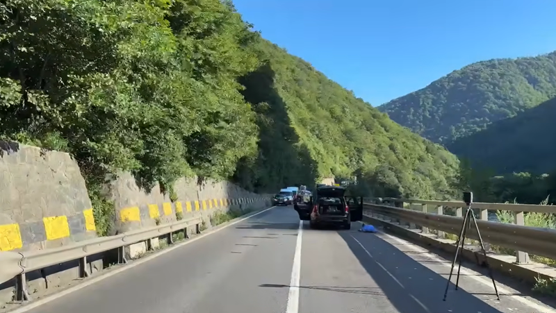 Un bărbat a murit după ce un bolovan s-a prăbușit peste mașina în care se afla, pe Valea Oltului