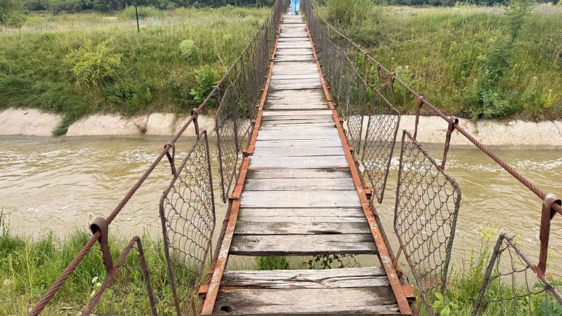 Adolescentul de 17 ani a murit după ce a căzut de pe o punte ruptă