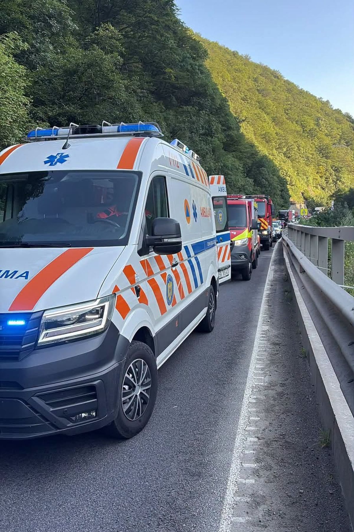 Cum arată mașina lovită de un bolovan pe Valea Oltului