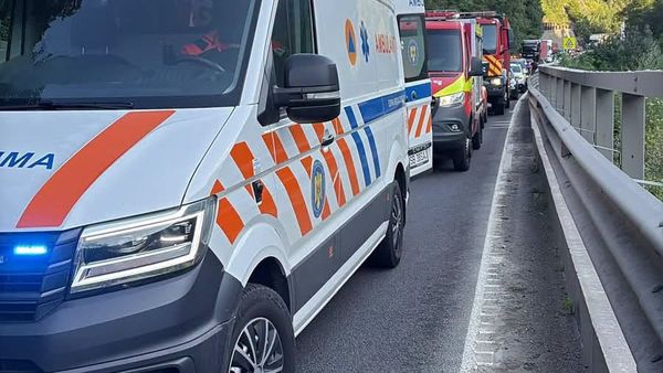 VIDEO Primele imagini cu MAȘINA ZDROBITĂ DE BOLOVAN &icirc;n tragedia de pe Valea Oltului &icirc;n care un bărbat ȘI-A PIERDUT VIAȚA: "Vai de capul meu! Doamne ferește pe toată lumea! Trebuie să..."