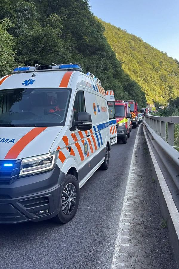 VIDEO Primele imagini cu MAȘINA ZDROBITĂ DE BOLOVAN &icirc;n tragedia de pe Valea Oltului &icirc;n care un bărbat ȘI-A PIERDUT VIAȚA: "Vai de capul meu! Doamne ferește pe toată lumea! Trebuie să..."