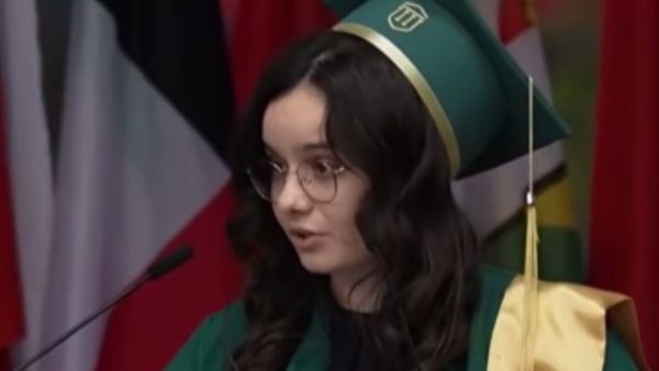 VIDEO Discursul neașteptat al unei absolvente de la UMF Iași. T&acirc;năra a criticat dur modul &icirc;n care sunt pregătiți studenții: &bdquo;Nu este &icirc;n regulă să stăm uneori cu orele, să sprijinim pereții &icirc;n spitale, fără să ne bage nimeni &icirc;n seamă&rdquo;