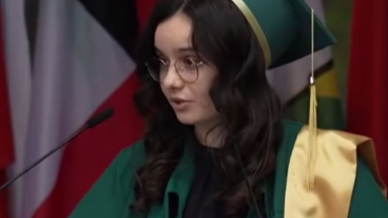 VIDEO Discursul neașteptat al unei absolvente de la UMF Iași. T&acirc;năra a criticat dur modul &icirc;n care sunt pregătiți studenții: &bdquo;Nu este &icirc;n regulă să stăm uneori cu orele, să sprijinim pereții &icirc;n spitale, fără să ne bage nimeni &icirc;n seamă&rdquo;