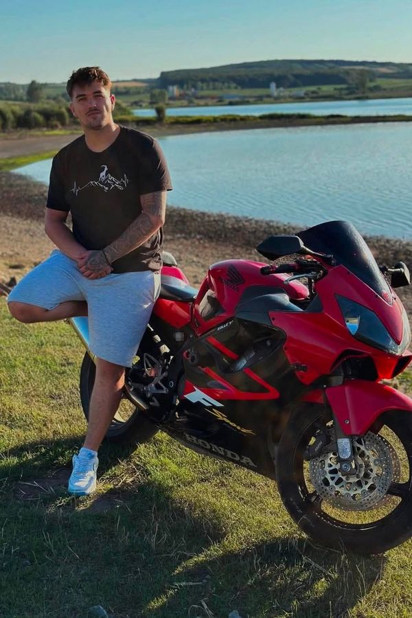 Gestul copleșitor făcut de prietenii lui Harold după accidentul de motocicletă care I-A CURMAT VIAȚA. Cum au ales să-i păstreze vie AMINTIREA t&acirc;nărului de 23 de ani: "Nu știm ce ne rezervă ziua de m&acirc;ine, dar știm că..."