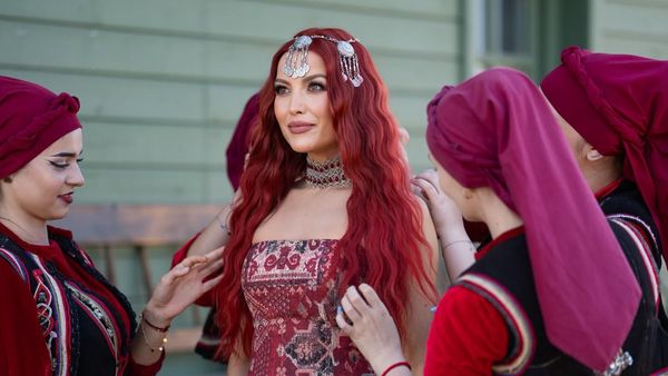  "Nu &icirc;ntreba", dar toată lumea VREA SĂ AFLE cum sună noua piesă lansată de Elena Gheorghe. Curiozitatea ascultătorilor este LA UN PAS DE BUTONUL PLAY