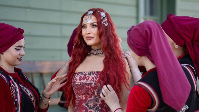 "Nu &icirc;ntreba", dar toată lumea VREA SĂ AFLE cum sună noua piesă lansată de Elena Gheorghe. Curiozitatea ascultătorilor este LA UN PAS DE BUTONUL PLAY