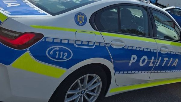 VIDEO &Icirc;n timp ce secundele treceau, el a ales să acționeze. CINE ESTE POLIȚISTUL care a salvat adolescenta de 15 ani de la &icirc;nec, după ce t&acirc;năra S-A ARUNCAT de pe podul din zona Catedralei Ostroveni: "A intervenit cu..."