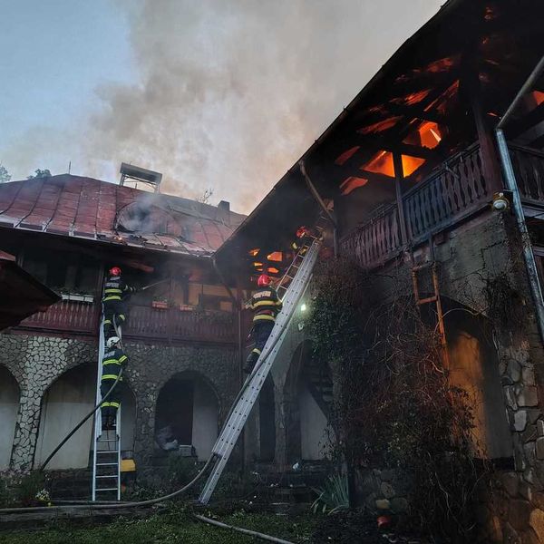 BREAKING! Incendiu puternic la Mănăstirea Bisericani. Un barbat a fost gasit carbonizat