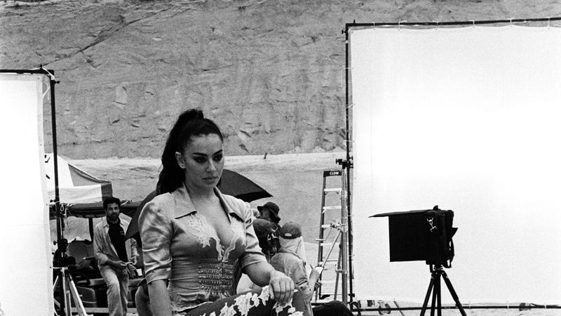 Charli xcx lansează &bdquo;Camera&rdquo;, o confesiune despre identitate, vulnerabilitate și presiunea de a exista &icirc;n lumina reflectoarelor