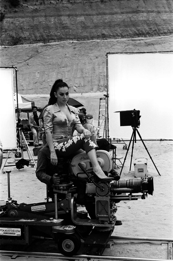 Charli xcx lansează &bdquo;Camera&rdquo;, o confesiune despre identitate, vulnerabilitate și presiunea de a exista &icirc;n lumina reflectoarelor