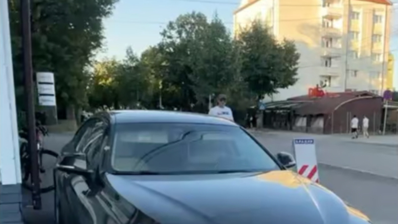 Cine era, de fapt, bărbatul găsit mort &icirc;n mașina parcată pe Bulevardul Victoriei? Sora lui a fost cea care a sesizat autoritățile după ce nu a mai răspuns la telefon
