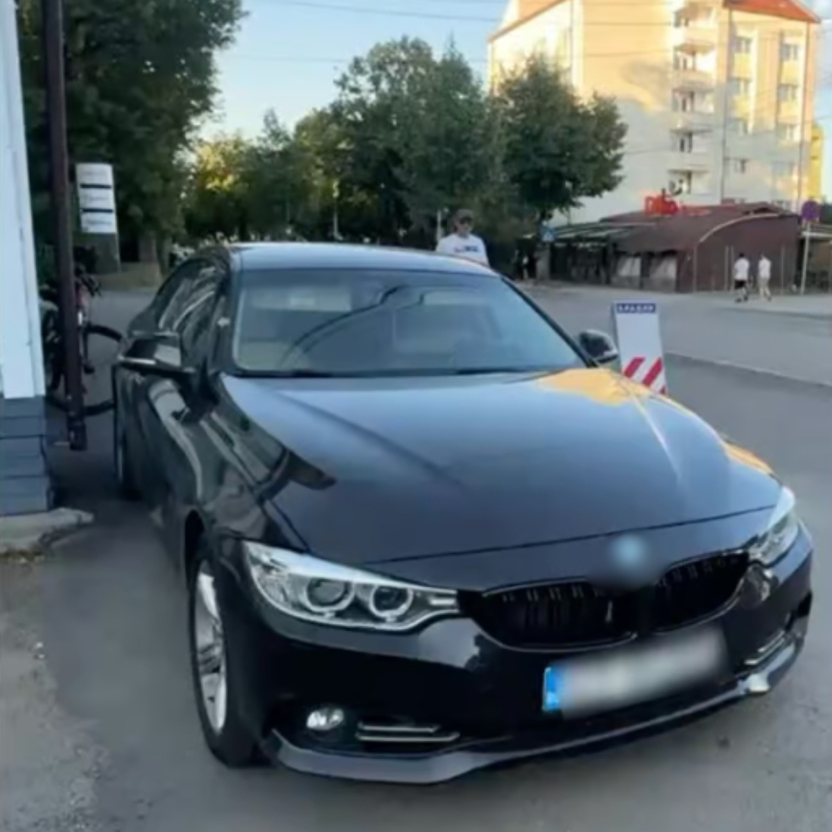 Cine era, de fapt, bărbatul găsit mort &icirc;n mașina parcată pe Bulevardul Victoriei? Sora lui a fost cea care a sesizat autoritățile după ce nu a mai răspuns la telefon