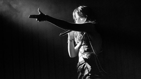 De această dată, "Dilaila" se simte altfel printr-o interpretare care NU POATE FI TRECUTĂ CU VEDEREA de public! Alexandra Căpitănescu a lansat VERSIUNEA LIVE a piesei