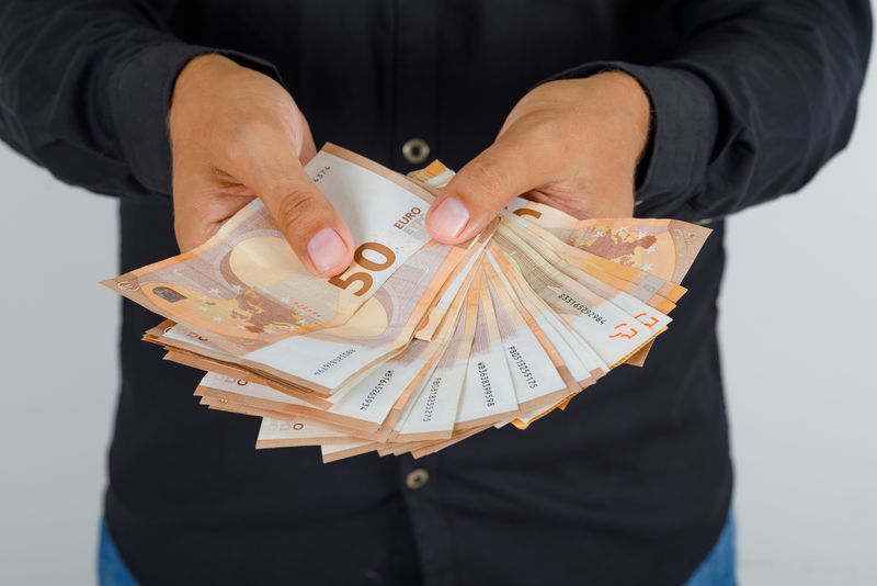 Un bărbat de 50 de ani a încasat pensia mamei sale decedate timp de peste zece ani.