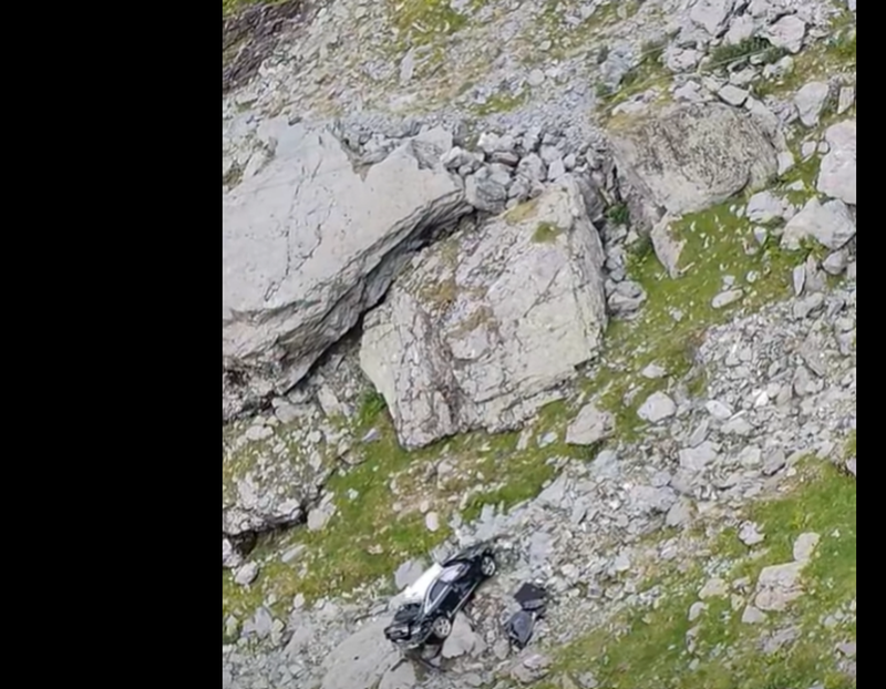 Mașină ajunsă în prăpastie pe Transfăgărășan