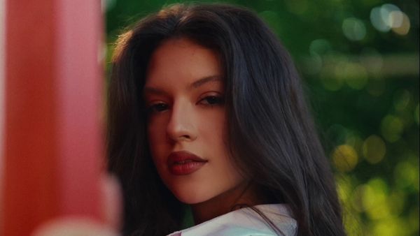 "Mă iubesc așa cum sunt" a ajuns la public! Cleopatra Stratan &icirc;i &icirc;ndeamnă pe ascultători SĂ SE ACCEPTE FĂRĂ SĂ SE MAI TEAMĂ de judecata celorlalți și să nu mai caute VALIDAREA celor din jur: "S-a lansaaat! Piesa asta e pentru voi"