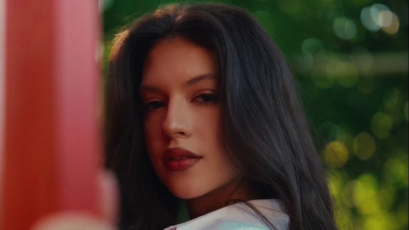 "Mă iubesc așa cum sunt" a ajuns la public! Cleopatra Stratan &icirc;i &icirc;ndeamnă pe ascultători SĂ SE ACCEPTE FĂRĂ SĂ SE MAI TEAMĂ de judecata celorlalți și să nu mai caute VALIDAREA celor din jur: "S-a lansaaat! Piesa asta e pentru voi"