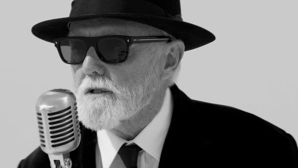 Roger Taylor &icirc;și lasă inima să vorbească &icirc;n "I See You Now", piesa dedicată soției sale și poveștii lor construite &icirc;n doi: "Suntem &icirc;mpreună de destul de mult timp și cred că, atunci c&acirc;nd &icirc;ncepi cu adevărat să..."