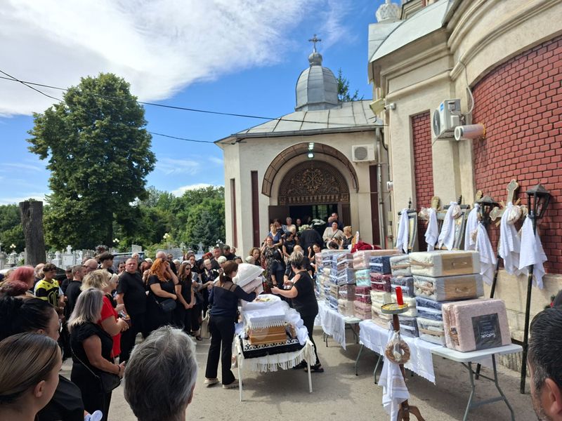 Durere fără margini la înmormântarea mamei lui Alexandru 