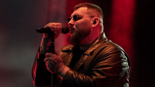 "Bastionul Fericirii", piesa &icirc;n care The Urs și-a pus toate emoțiile, emoții pe care poate le-au trăit și ascultătorii, dar NU au știut cum să le exprime. VERSURILE noului single &icirc;i pot face SĂ PRIVEASCĂ DIFERIT PROPRIILE TRĂIRI