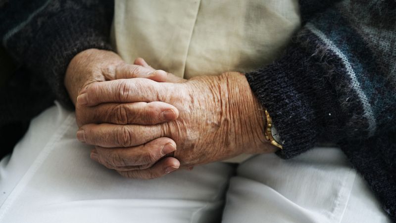 Primarul localității, DETALII CUTREMURĂTOARE despre cazul veteranului de război găsit mort &icirc;n casă, &icirc;n timp ce fiul său AR FI ASCUNS pentru a continua să &icirc;ncaseze pensia. E DE NECREZUT c&acirc;t timp a zăcut bătr&acirc;nul fără viață &icirc;n propria locuință: "A fost..."