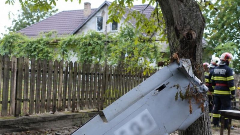 Autoritățile, &Icirc;N ALERTĂ! SRI și MApN au intervenit de urgenţă după ce O DRONĂ S-A PRĂBUȘIT &icirc;n satul Ciușlea. Locuitorii din zonă AU FOST EVACUAȚI, iar declaraţiile martorilor sunt tulburătoare: "S-a auzit un vuiet puternic, urmat de o bubuitură și..."