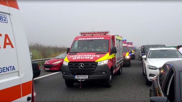 Accident &icirc;ntre un camion şi un autobuz cu 40 de pasageri. Trei persoane primesc &icirc;ngrijiri