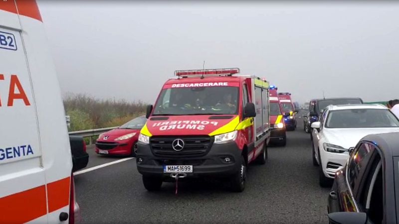 Accident &icirc;ntre un camion şi un autobuz cu 40 de pasageri. Trei persoane primesc &icirc;ngrijiri