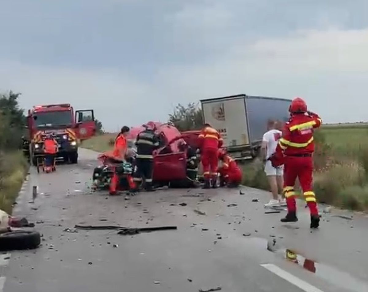 Tragedie pe șosea, &icirc;n Constanța! Un șofer a murit după un impact cu două TIR-uri și un autoturism