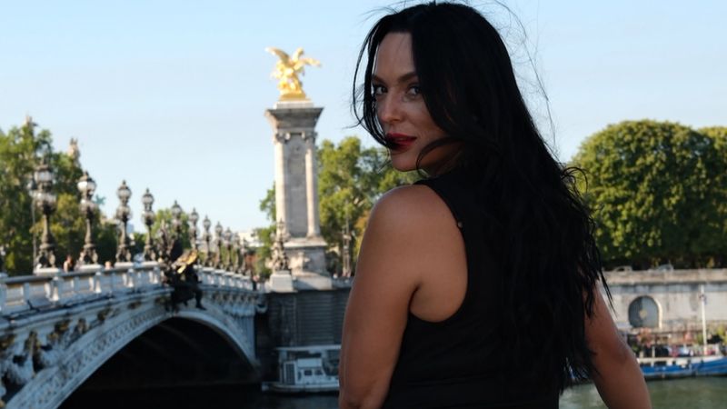 "Te dua" este piesa &icirc;n care Tania Turtureanu pune &icirc;n cuvinte CURAJUL DE A SPUNE STOP!  Versurile surprind forța unei femei care a &icirc;nvățat să-și păstreze demnitatea, să meargă &icirc;nainte și să NU MAI ACCEPTE JUMĂTĂȚI DE MĂSURĂ: "At&acirc;ta am așteptat lansarea"