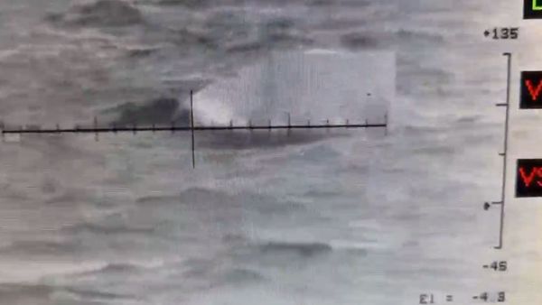O navă comercială a luat foc &icirc;n Marea Neagră, &icirc;n zona economică exclusivă a Rom&acirc;niei. Echipajul de 12 marinari, salvat, unul dintre ei fiind rănit