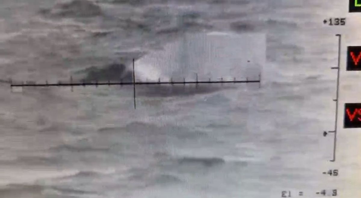 O navă comercială a luat foc &icirc;n Marea Neagră, &icirc;n zona economică exclusivă a Rom&acirc;niei. Echipajul de 12 marinari, salvat, unul dintre ei fiind rănit