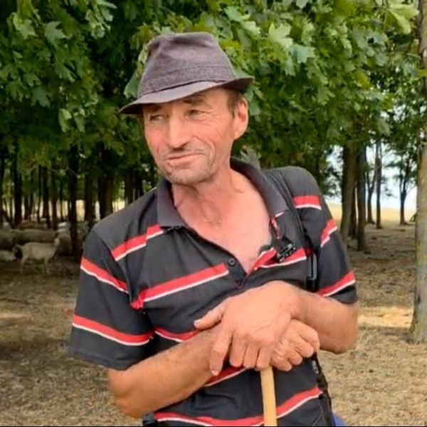 Ce s-a &icirc;nt&acirc;mplat, de fapt, c&acirc;nd ciobanul a găsit drona din Vaslui?! MĂRTURIA bărbatului şi detaliile care AU IEȘIT LA IVEALĂ după intervenţia autorităţilor: "Am scos ceva rotund şi firele..."